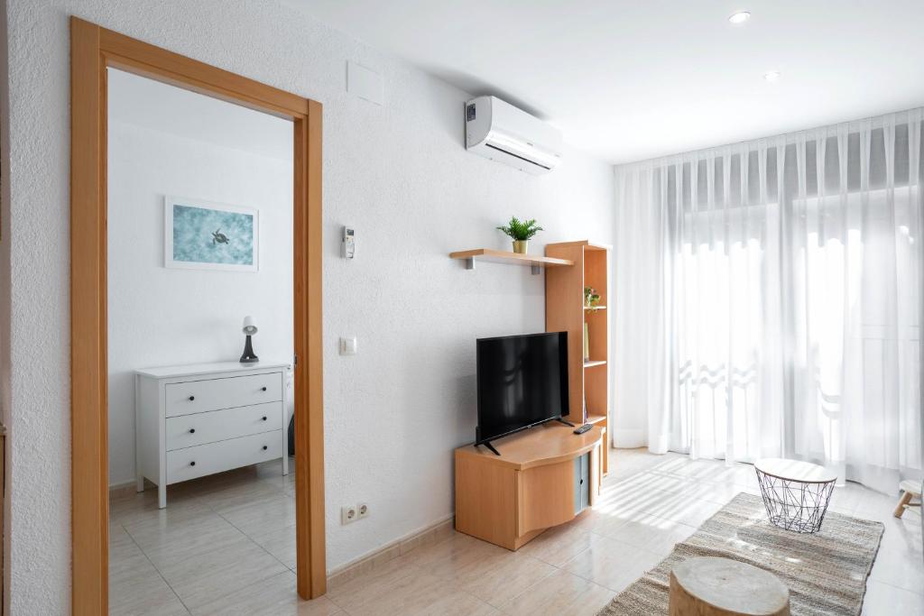 New, sunny& central apartment -130m from the beach - 2