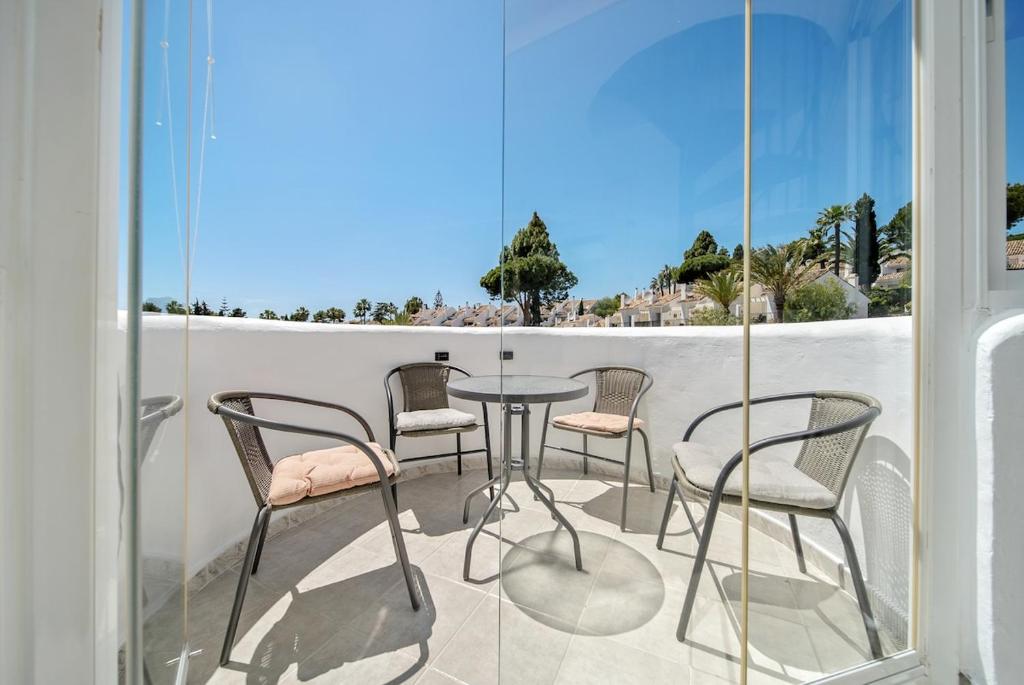Calahonda Penthouse with Rooftop Terrace and Pool - 4