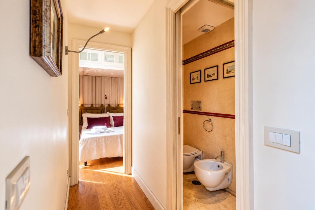Roman Loft Steps from Piazza Navona IREX Apartment - 4