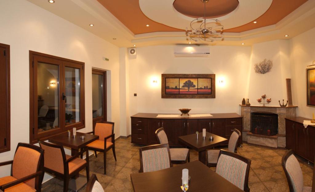 Shared lounge/TV area