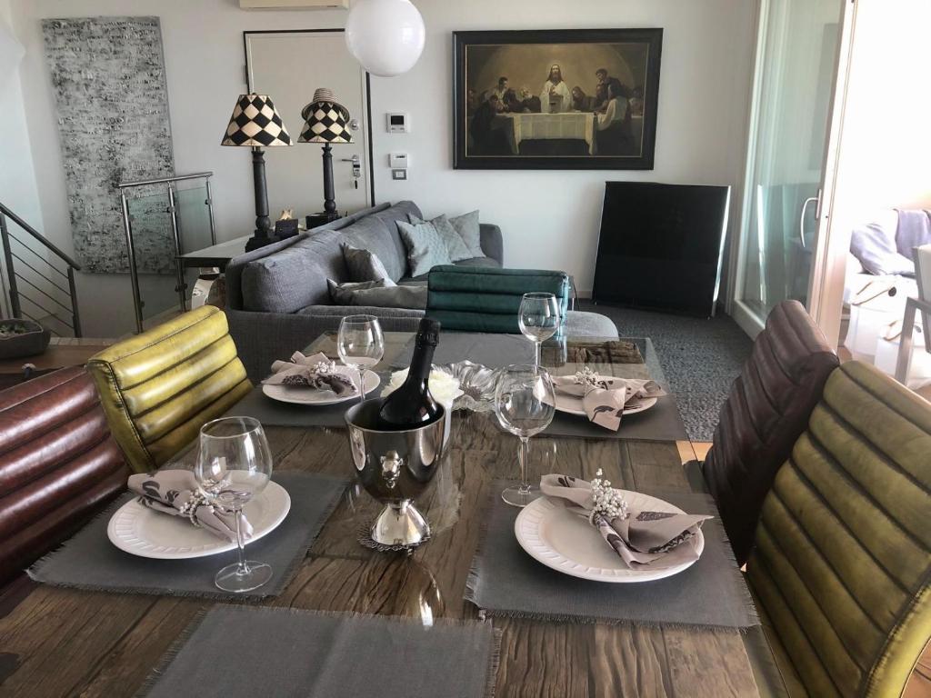 Aurora Elegant Lake View Apartment - 4