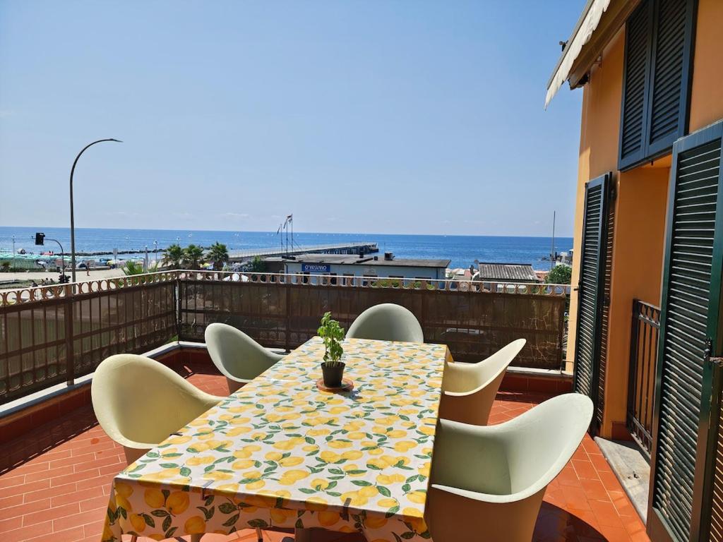 Attico fronte mare con terrazza 30 mq e parcheggio privato - 1