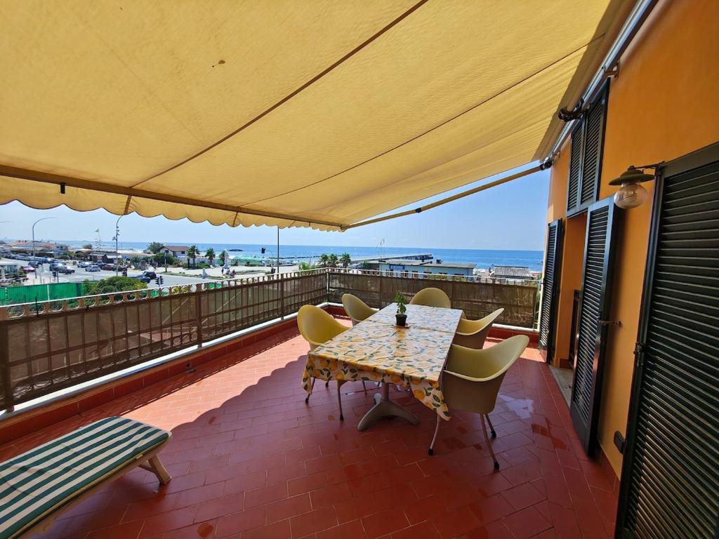Attico fronte mare con terrazza 30 mq e parcheggio privato - 4
