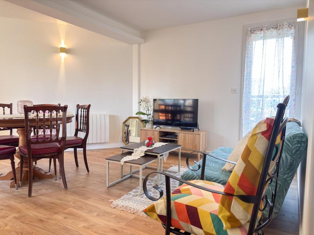 Appartement lumineux 2 chambres, loggia, place de parking - 1