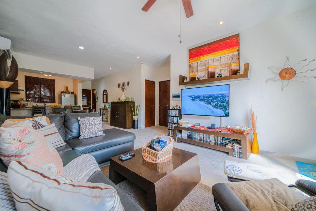 Penthouse 2BR Private Jacuzzi - 3 Blocks to Beach - 4