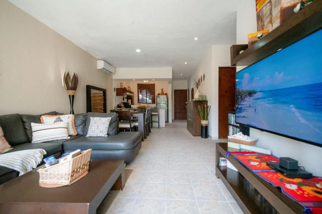Penthouse 2BR Private Jacuzzi - 3 Blocks to Beach - 5