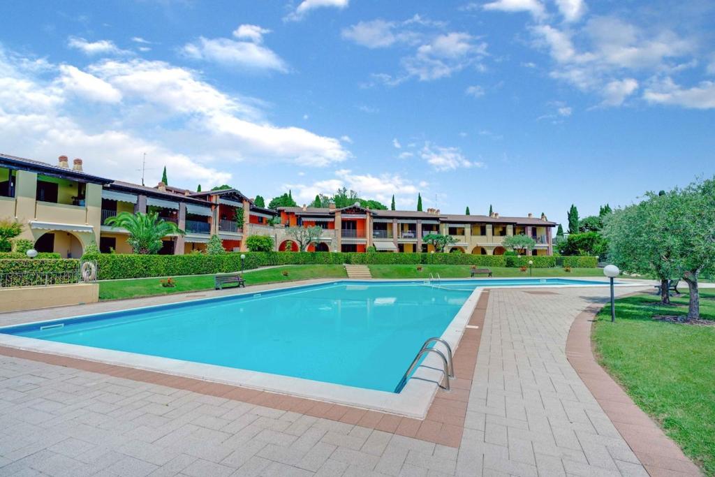 - Piscina e parcheggio - Casa a pochi passi dal Lago - 1