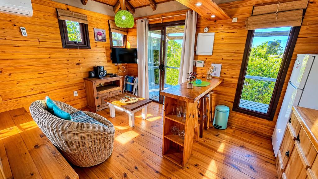 Cabaña Caribe Diseño único, piscina climatizada, parrillero y a 300 m de la playa Punta del Diablo - 3