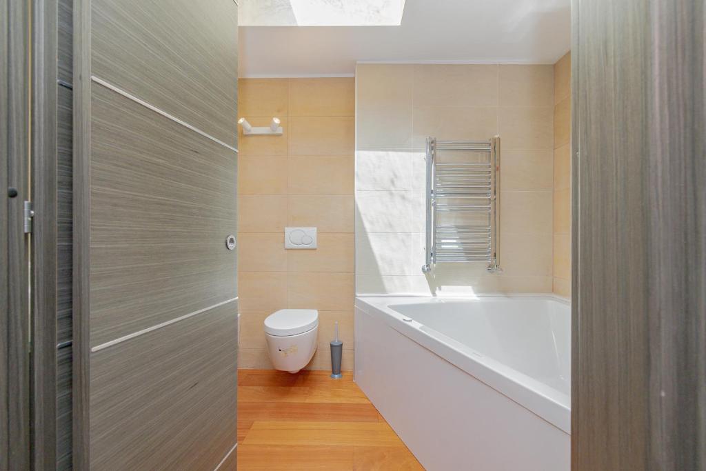 Spacious 180 Luxury Milan Apartment with 3 Bedrooms, 3 Baths & Jacuzzi Bocconi Campus - 4