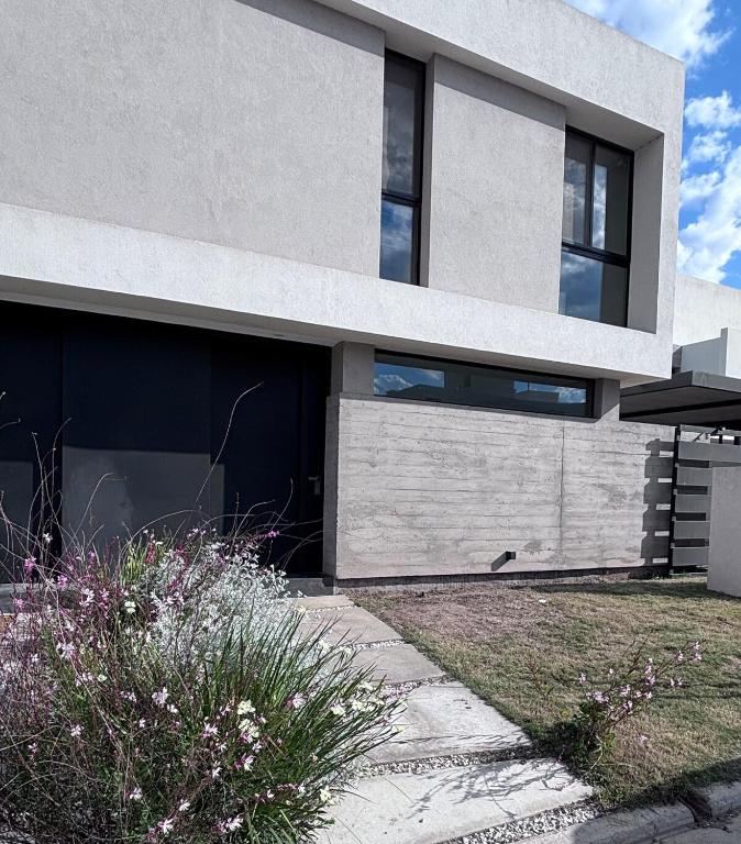 Hermoso Dúplex Premium Lejos del Ruido Cerca de todo - Con Pileta y Cochera Privada - 1