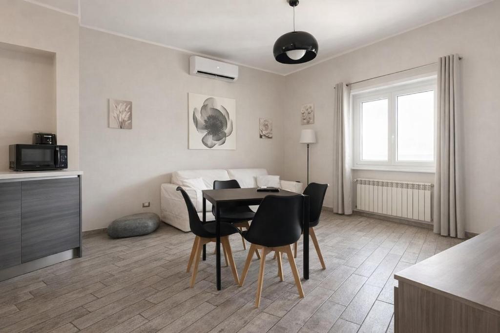 Chic Rome Apartment Near Metro B & Colosseum - 1