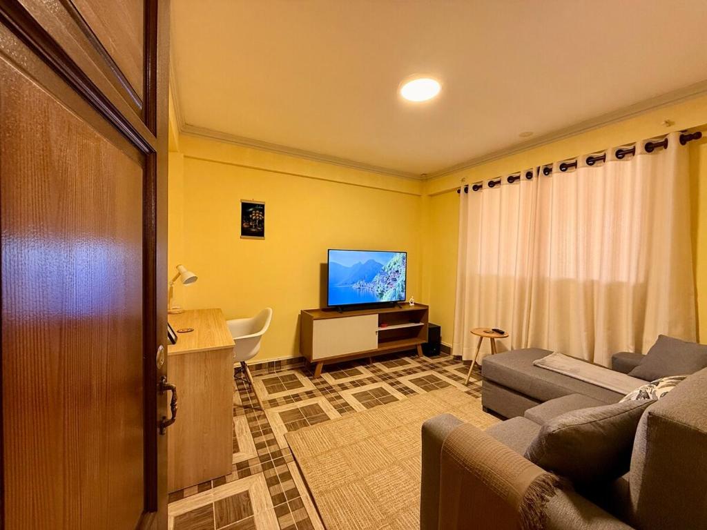 Centrally located with 2 queen bedrooms cozy and comfortable - 4