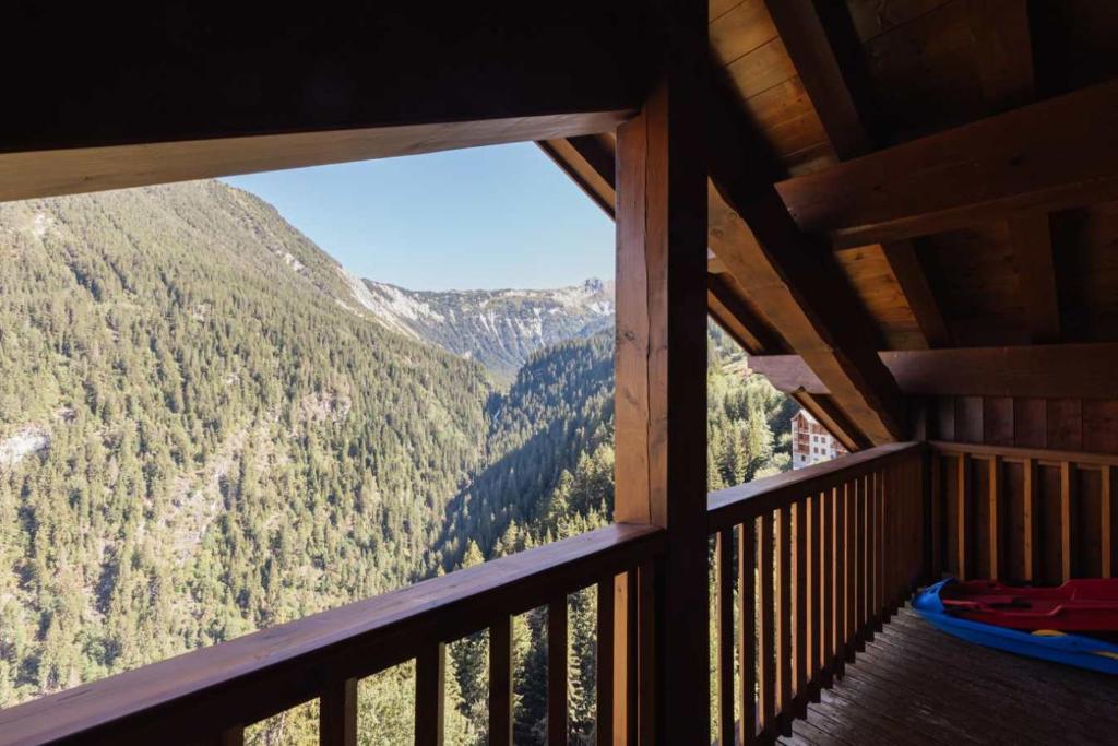 Ski-in out Duplex with Mountain Views - 3