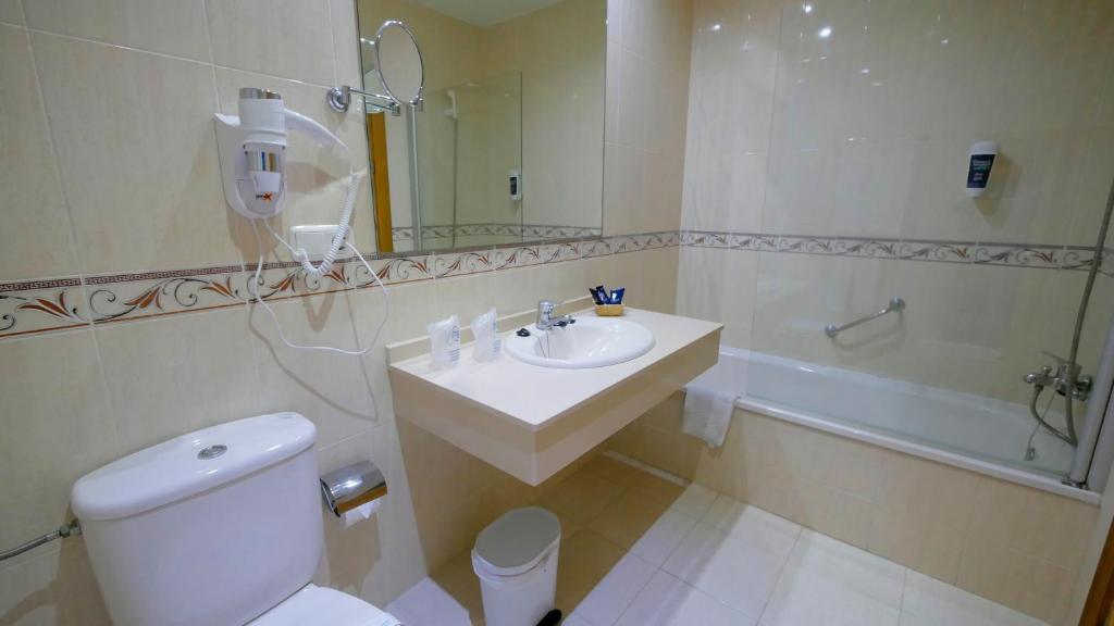 Hotel Victoria Playa — Hotel rooms in Almunecar, Andalusia