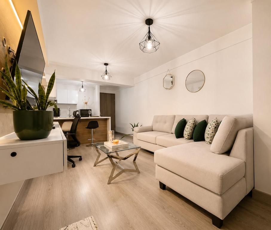 Executive Apartment - King Bed - Workspace & AC - 3