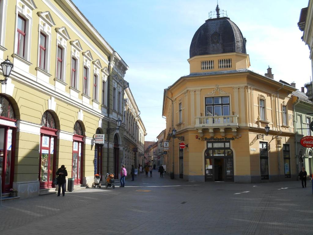 Akos Apartman — Hotel in Eger