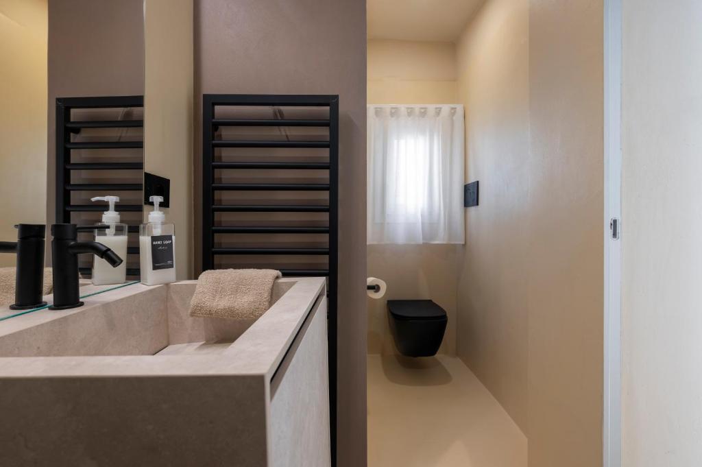 Just Urban Stays - Elegant 2-BR Penthouse with Balcony in City Center - 4