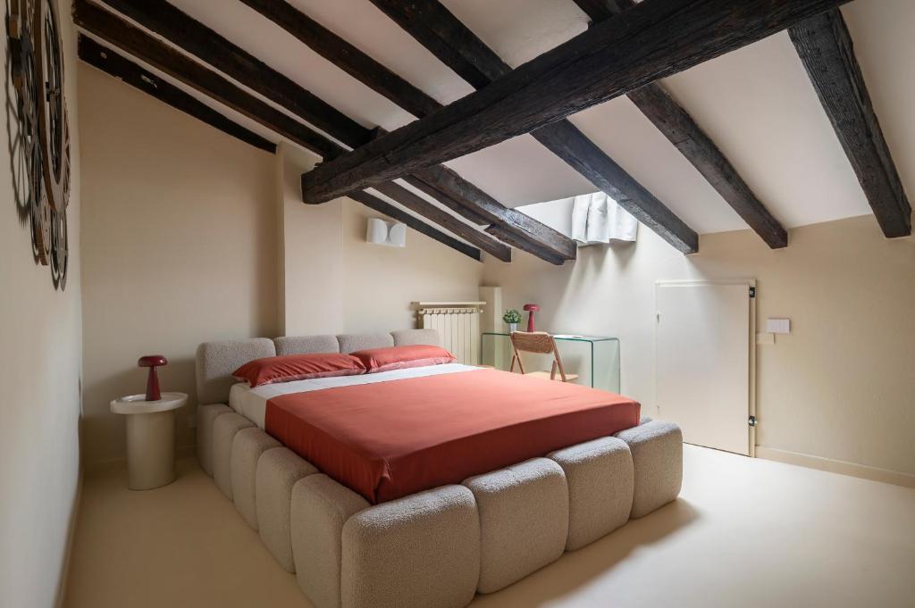 Just Urban Stays - Elegant 2-BR Penthouse with Balcony in City Center - 2