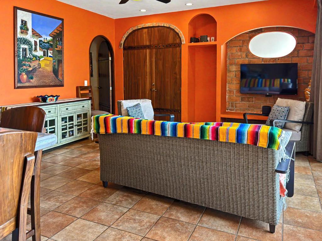 Ivan's Bella Vista Top-Floor 2BR, Ocean Views, Heated Pool, Walk to Malecón - 1