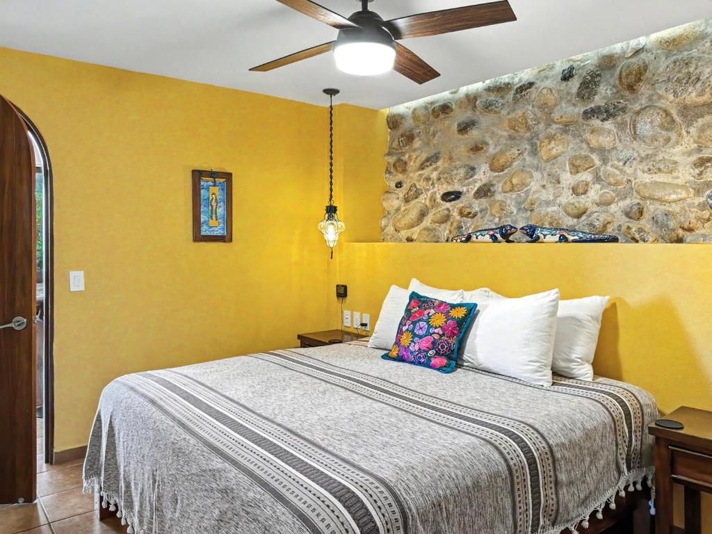 Curiel's Retreat 2BR, Private Terrace, Heated Pool, Walk to Malecón & Beach - 5