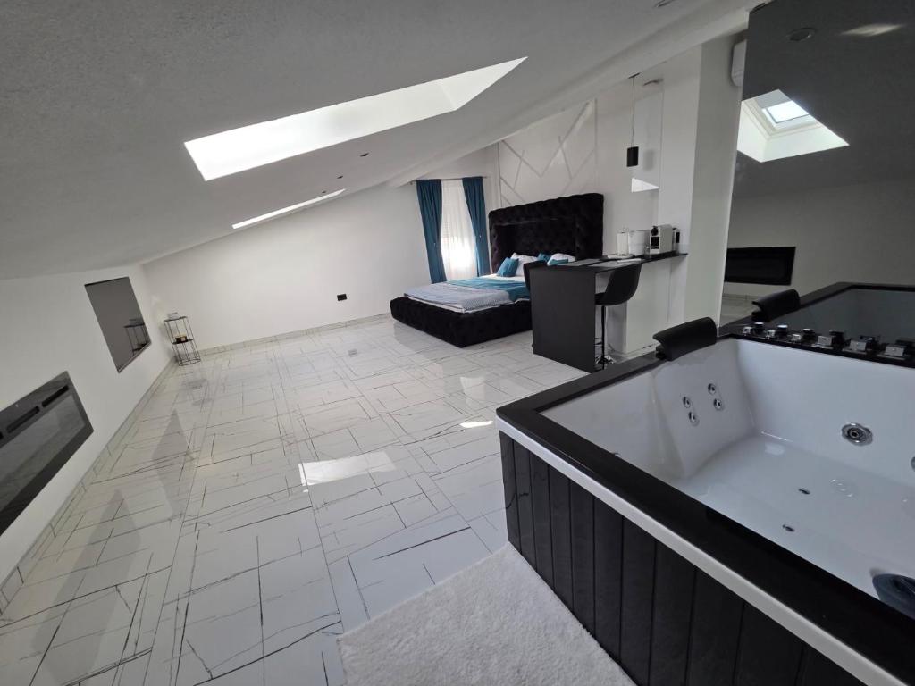 Danube Escape Studio with Jacuzzi & Free Parking - 2