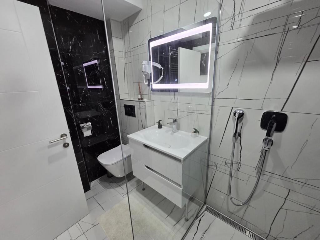 Danube Escape Studio with Jacuzzi & Free Parking - 3