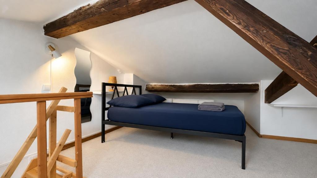 Eiffel Tower 1BR Mezzanine Apartment with Netflix - 4