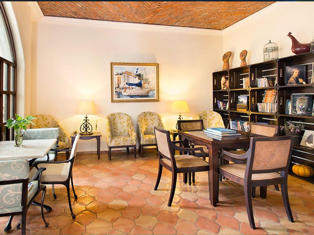 Shared lounge/TV area