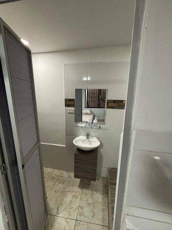Modern Studio in Robledo Wi-Fi and Kitchen - 4