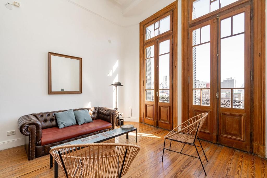 Warm Vintage Apartment - 2 BR - 4 Guests - 1
