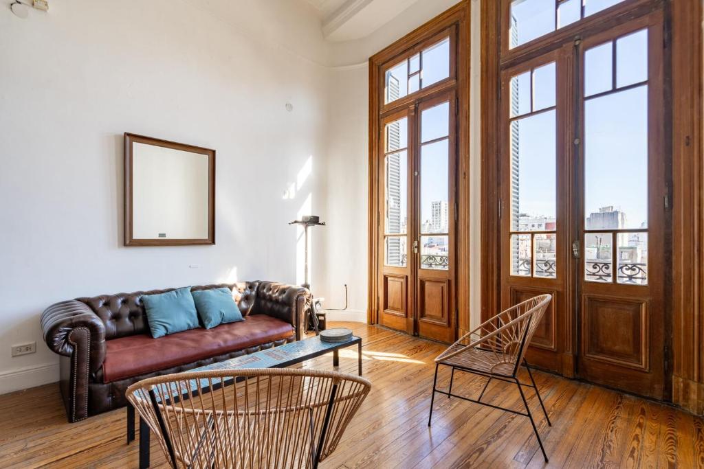 Warm Vintage Apartment - 2 BR - 4 Guests - 2