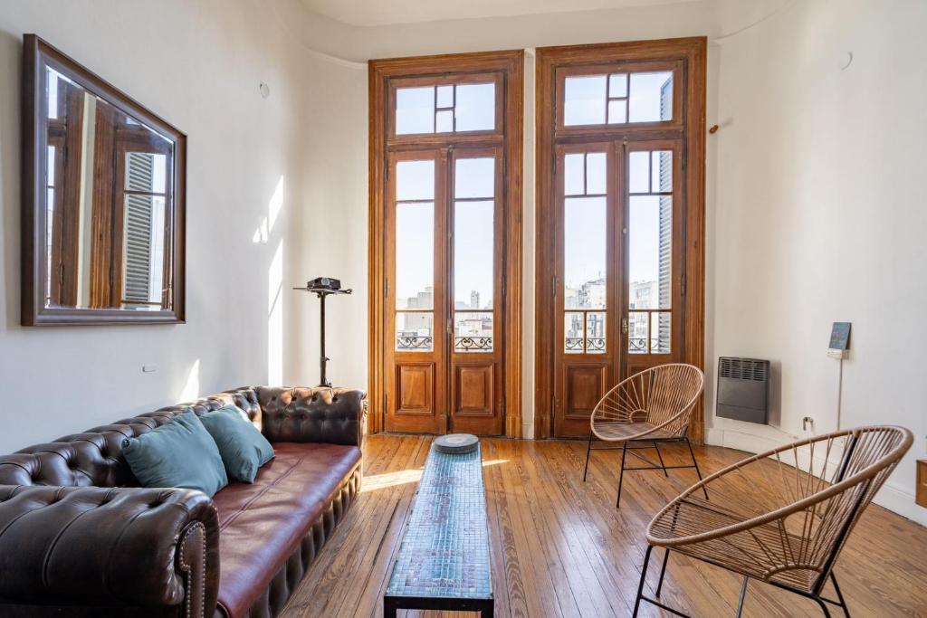 Warm Vintage Apartment - 2 BR - 4 Guests - 3