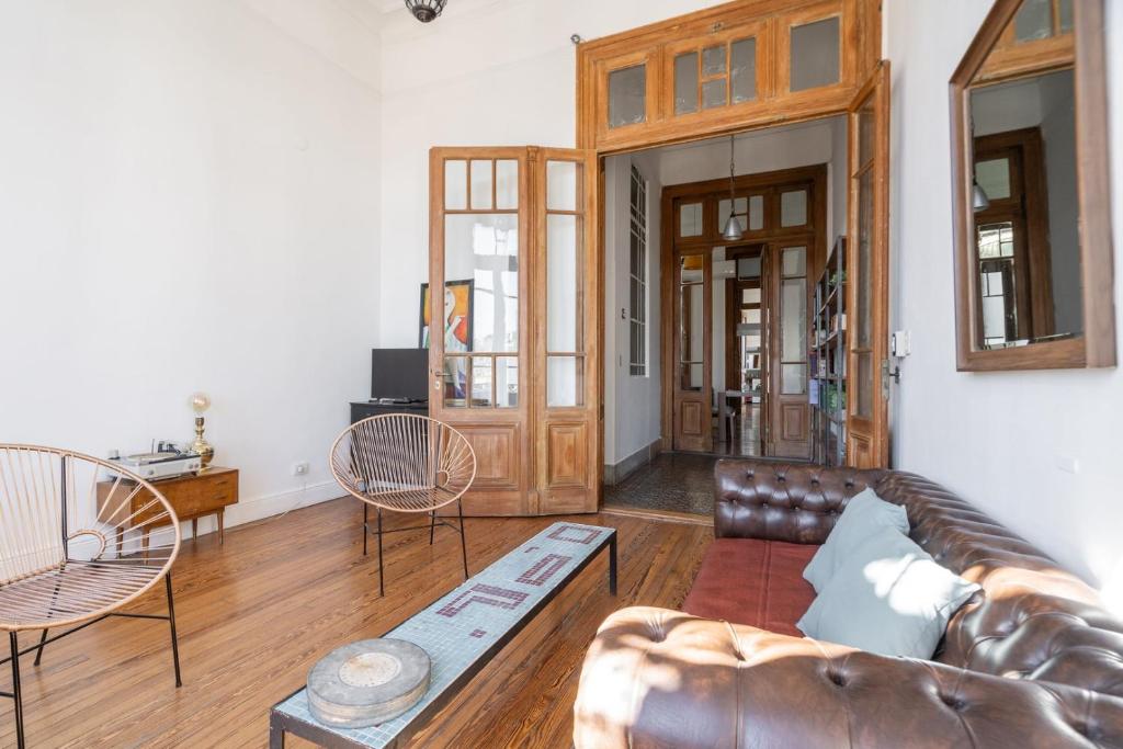 Warm Vintage Apartment - 2 BR - 4 Guests - 4