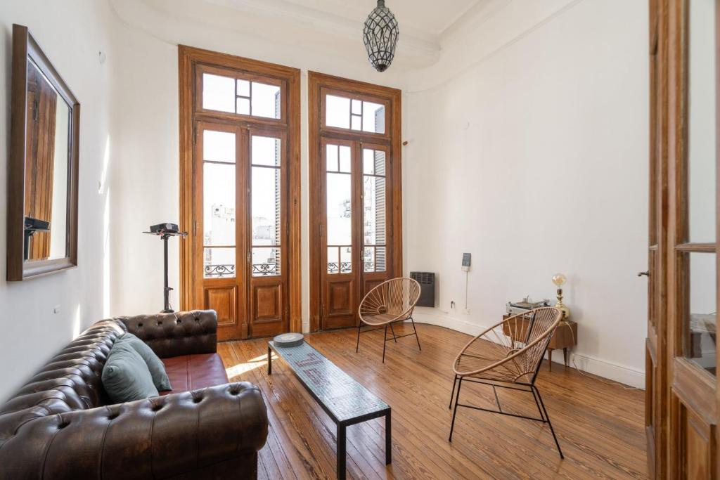 Warm Vintage Apartment - 2 BR - 4 Guests - 5