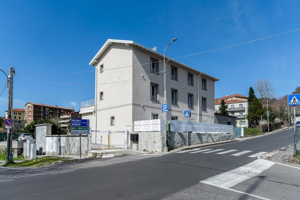 KeyRoom Patio & Parking near Lake Como - 4