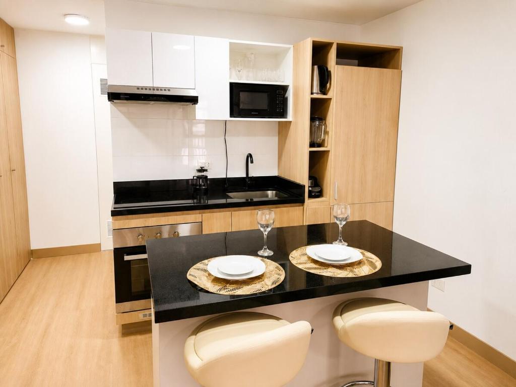 Modern Barranco Studio with Balcony & Fast WiFi - 2