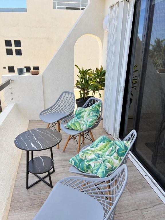 Cozy 2 Bedroom Ocean Front Condo, 3 pools, balcony - 4