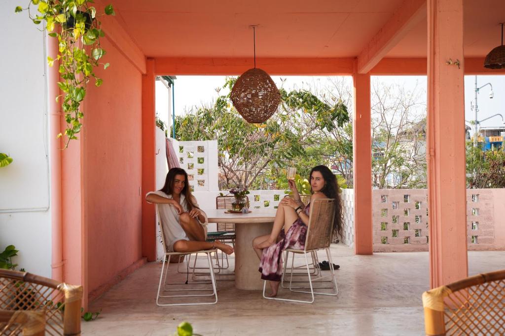 Casa de Rosa - Female Only - 2