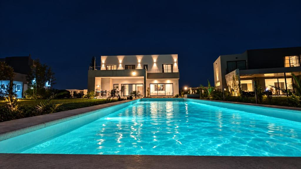 Luxury Lakefront House Infinity Pool - 3