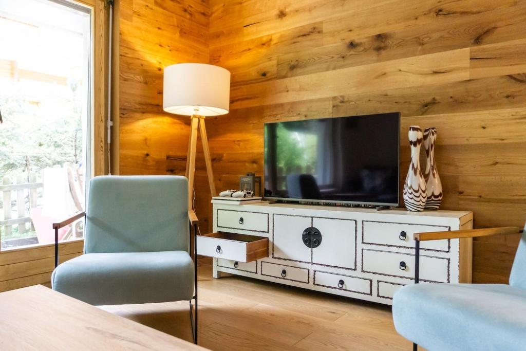 Contemporary Alpine 2-Bedroom Apartment - 1