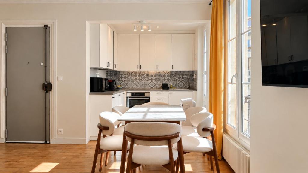 Modern 2 Bedroom Apartment Near Metro with Netflix - 3