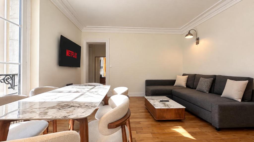 Modern 2 Bedroom Apartment Near Metro with Netflix - 2