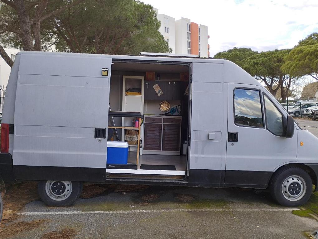 Peugeot boxer aménagé ATTENTION PROCHE BEZIERS 3 couchages maximum sans sanitaire wc et cuisine prévoir une batterie externe pour recharger les téléphones PROCHE BEZIERS - 2