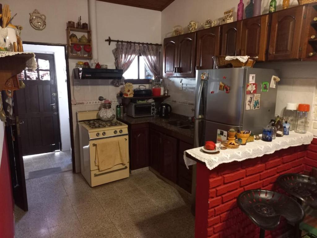 2 bedroom house with AA, 4 beds - pool - grill- ping pong - 1
