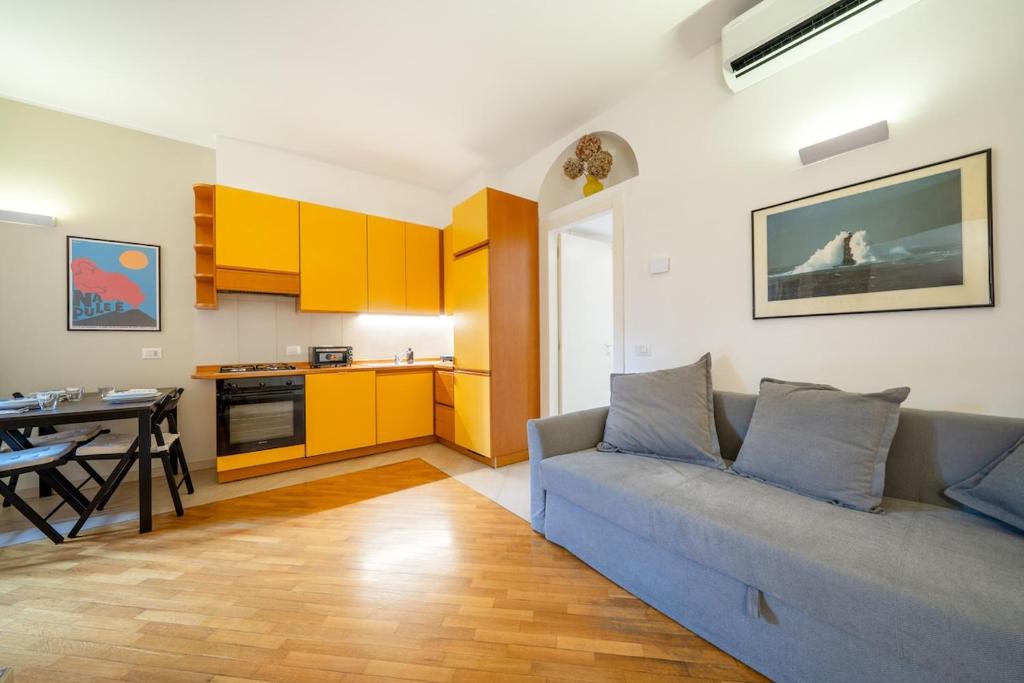 Milan Cathedral 8 minutes - 4 guests - De Angeli Metro - 3