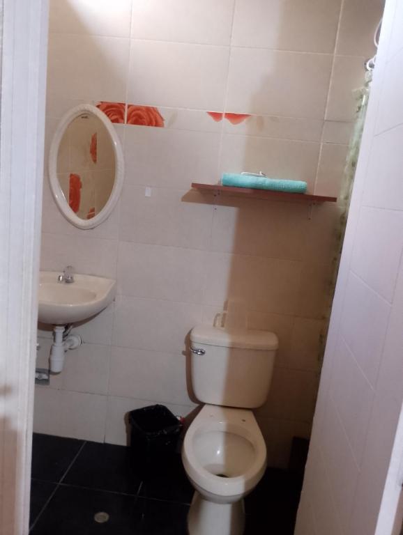 Amplia habitación con balcón y garage - 3