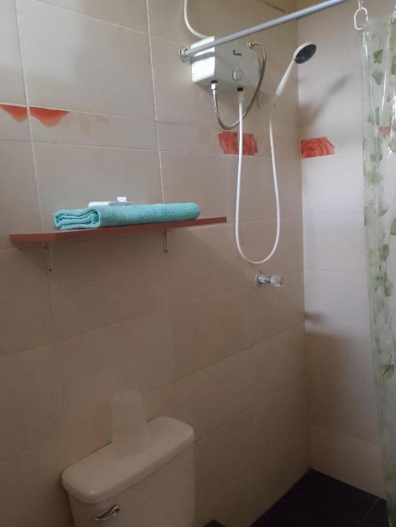 Amplia habitación con balcón y garage - 4