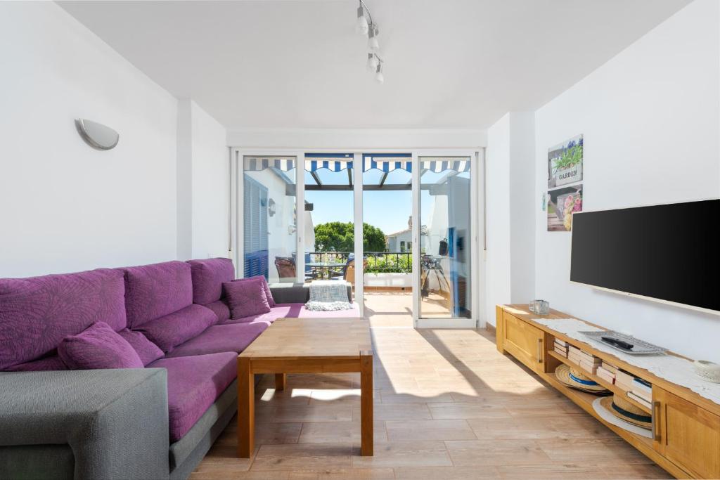 Calahonda Beach III Beachfront Apartment with Sea Views in Mijas Costa - 3