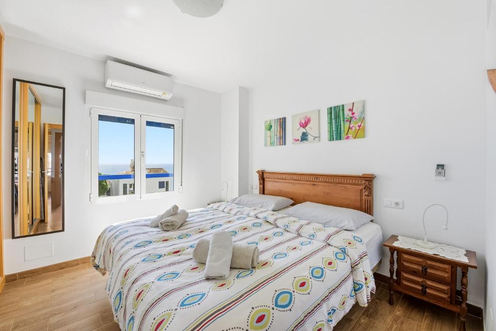 Calahonda Beach III Beachfront Apartment with Sea Views in Mijas Costa - 4