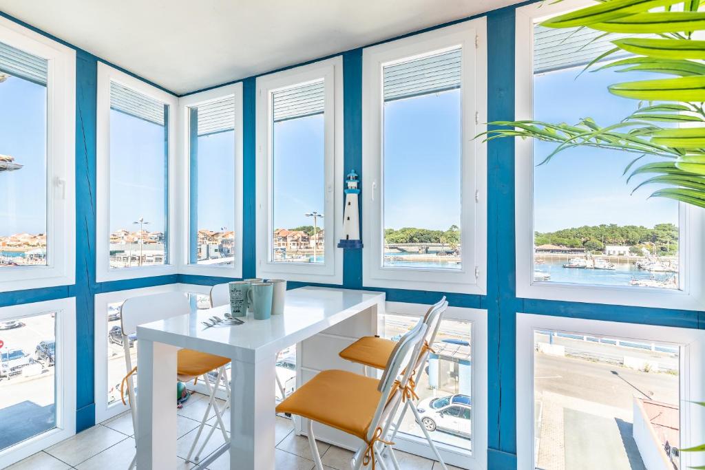 Capsea - Vue sur le port - 1